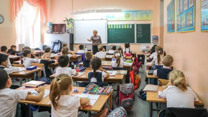 Еңбекақы калькуляторы. Мектеп мұғалімдері мен балабақша тәрбиешілерінің айлығы қанша?