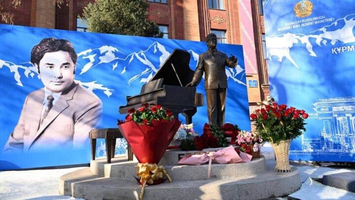 Алматыда опера әншісі Ермек Серкебаевтың ескерткіші ашылды