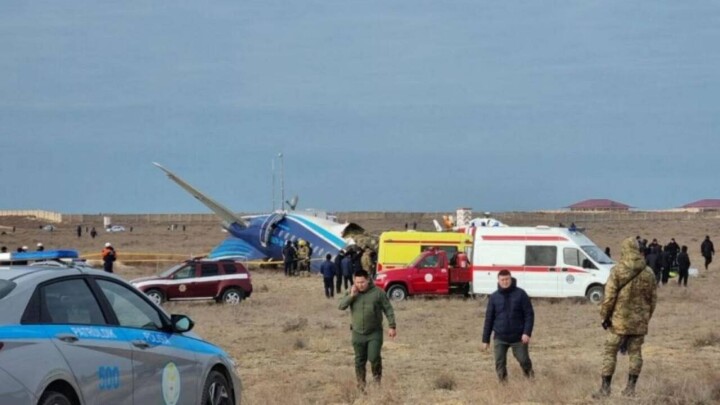Тоқаев Ақтау маңындағы ұшақ апаты кезінде ерлік танытқан азаматтарды марапаттады