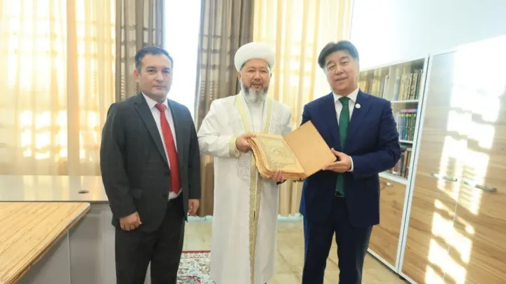 Әлихан Байменов діни басқармаға шағатай тілінде жазылған сирек кітапты табыстады