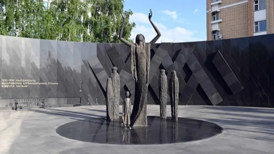 "1932-1933 жылдардағы ашаршылық құрбандарына тағзым" монументі | Фото: Ақорда