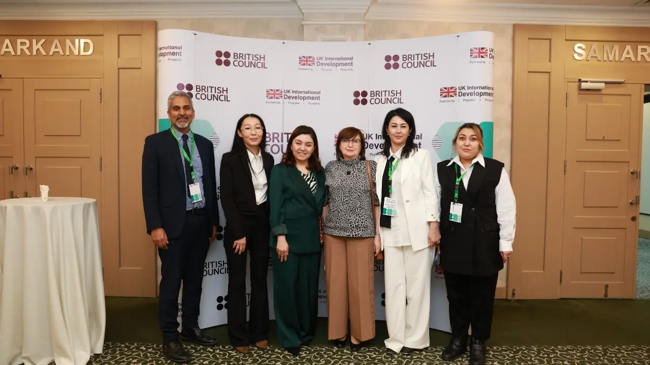 ҚазҰҚПУ, БПИ, Sussex университетінің оқытушылары және AEELCA бағдарламасының директоры Джамиля Гулямова. Фото: Өзбекстандағы Британ кеңесі