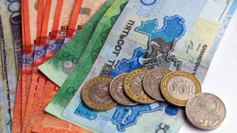 "Жалақыны көтерумен бірге бағаны да тұрақтандыру керек". Мамандардың президент бастамасына пікірі қандай?