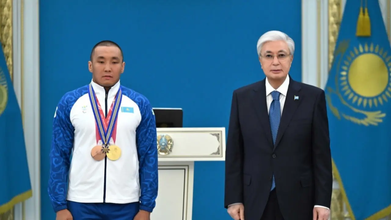 Тоқаев ХІV Қысқы Паралимпиада чемпионы Ербол Хамитовты III дәрежелі "Барыс" орденімен марапаттады