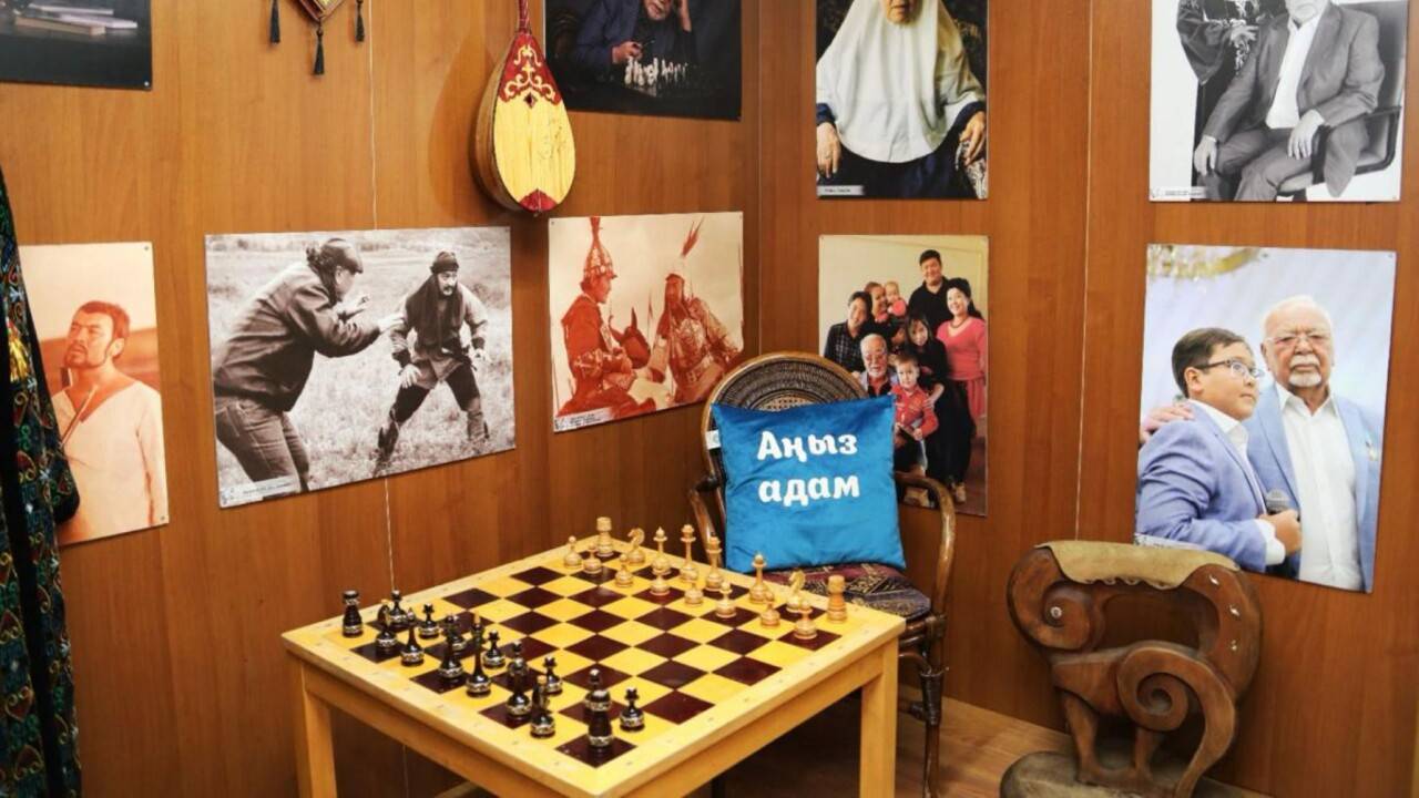 Асанәлі Әшімов жеке құжаттарын Мемлекеттік архивке табыс етті