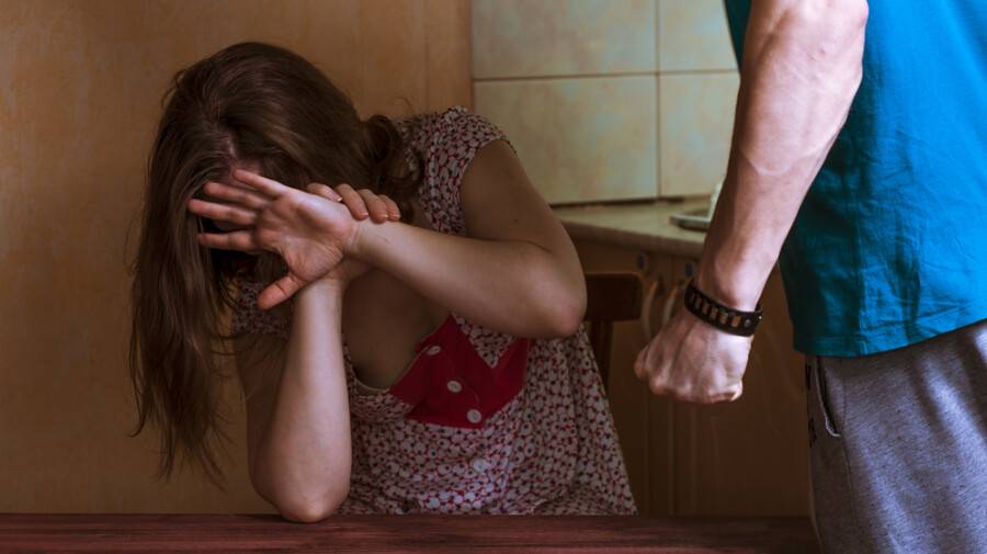 "Әкесімен ерлі-зайыпты ретінде бірге тұрды". Дағдарыс орталығын паналаған әйелдердің хикаясы