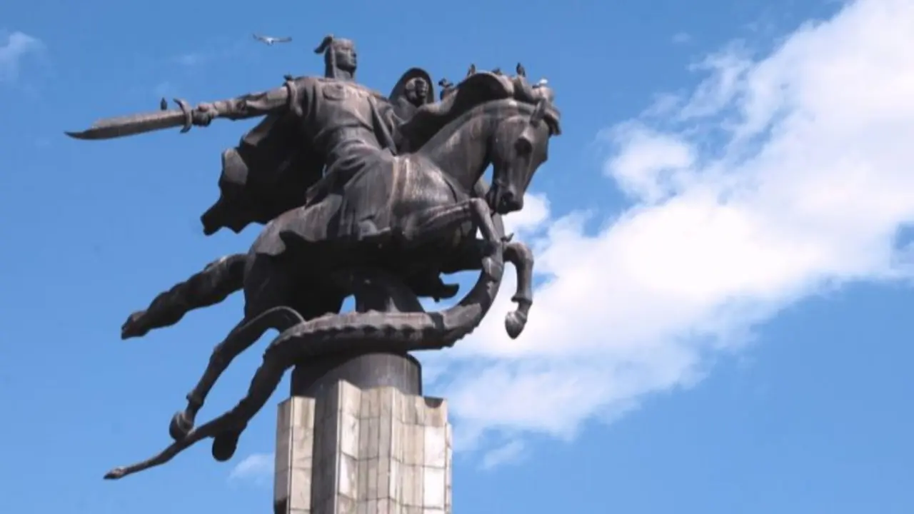 Манас ескерткіші. Фото интернеттегі ашық дереккөздерден алынды