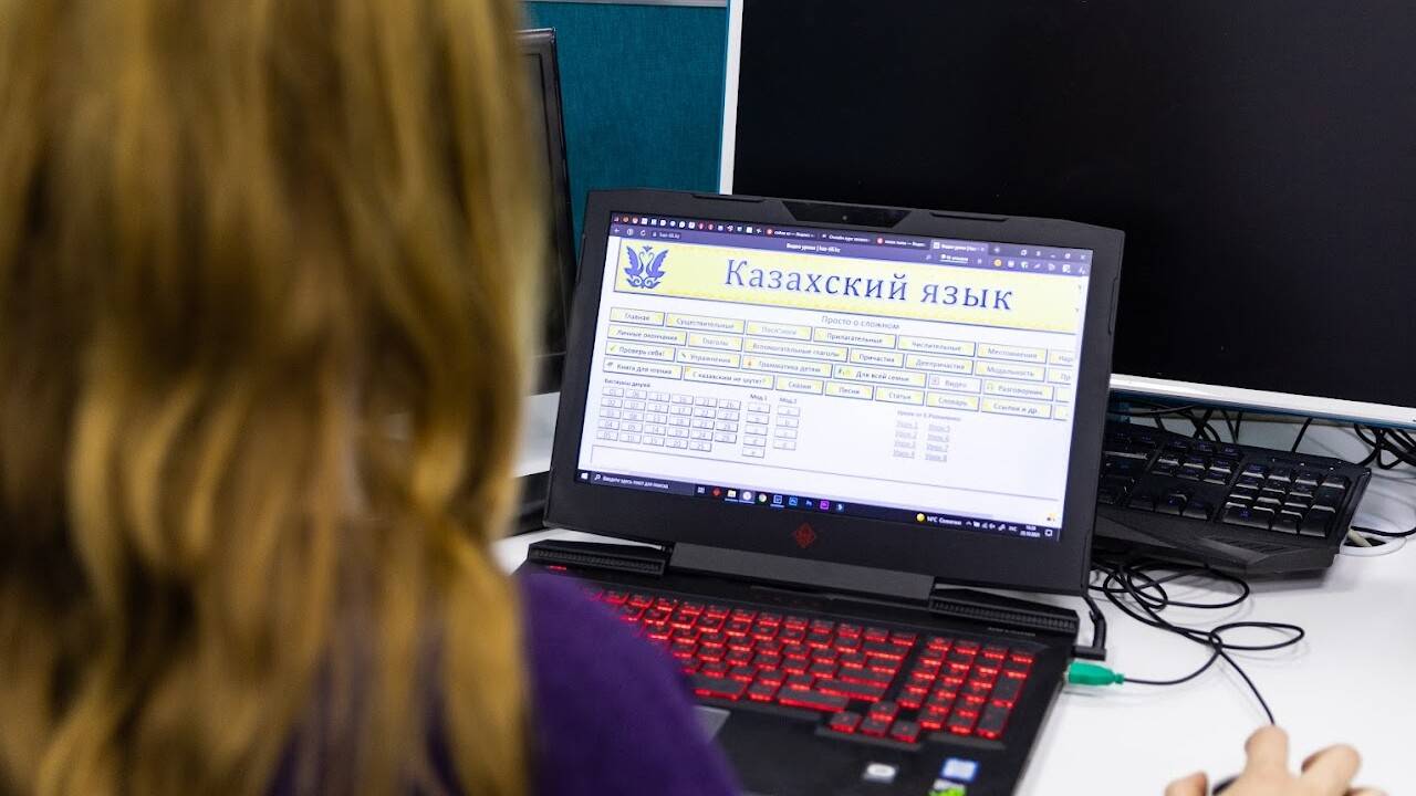 Қазақ тілінің тегін онлайн курстарына қалай қатысуға болады?