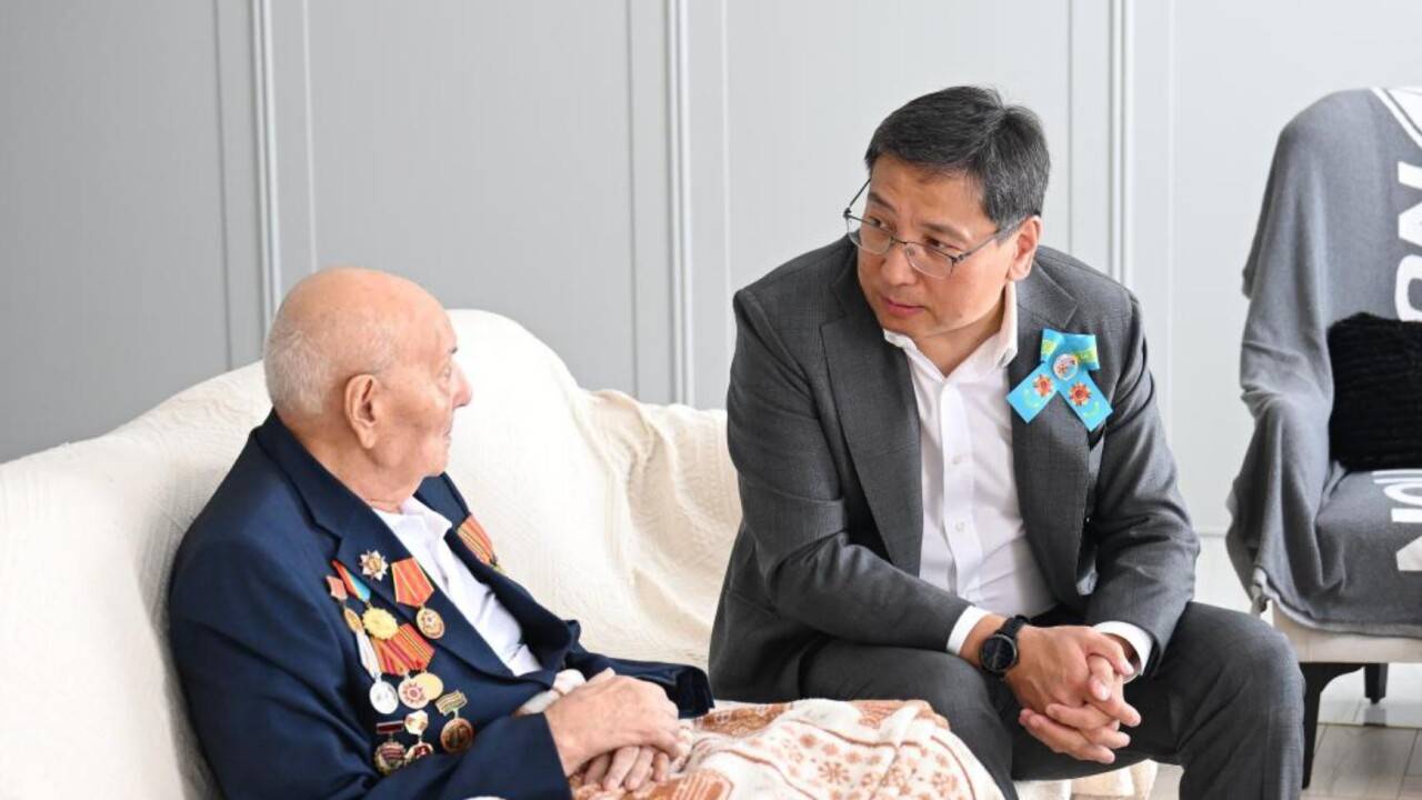 Ерболат Досаев Жеңіс күні қарсаңында ҰОС ардагерлерін құттықтады