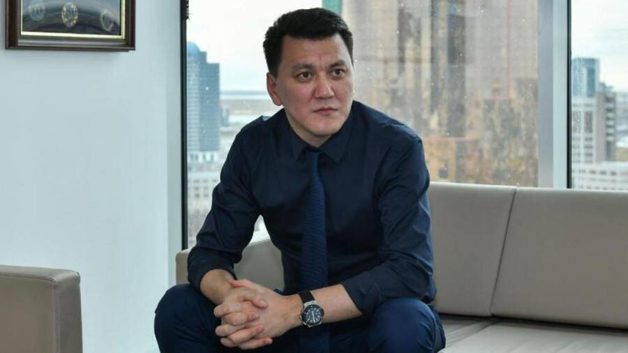 Ерлан Қарин ҚР Конституциясына өзгертулерге видеошолу жасады
