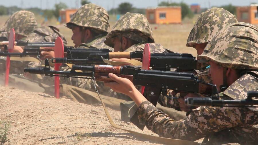 Ақтауда әскерге аттанған сарбаз туған әкесін танымай қалды