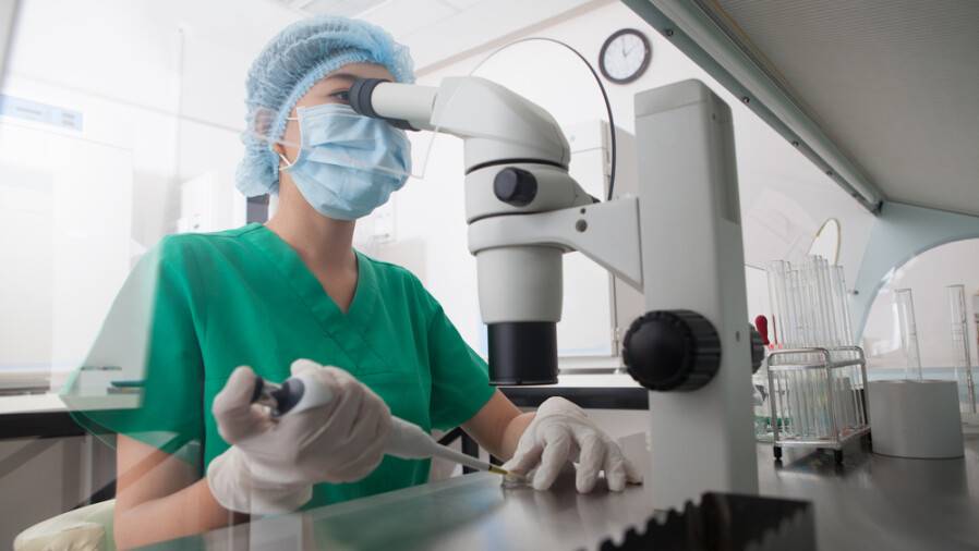 Семейде жалған екпе паспортын 15 мың теңгеден сатқан екі медицина қызметкері ұсталды