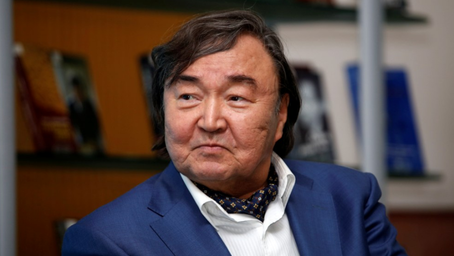 Анасы мен қызы үлкен төсекте құмарлықпен мастурбация жасайды