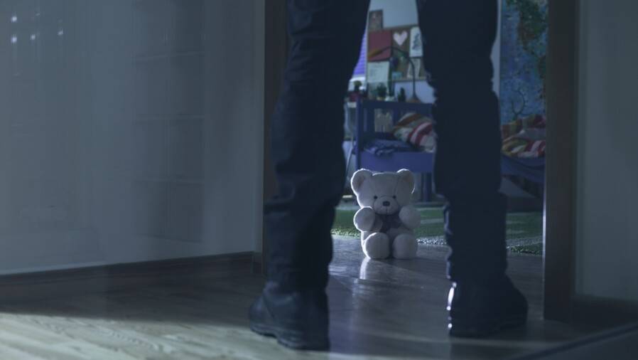 Көптеген әйелдер мен бір ер адамның суреті