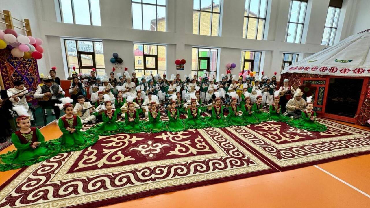 Астанада 127 мың оқушы мен студент бір уақытта қазақ күйлерін орындады. Видео