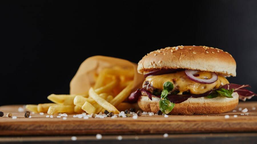 Төрегелді Шарманов: Жастар пицца, гамбургерден шыға алмай жатыр