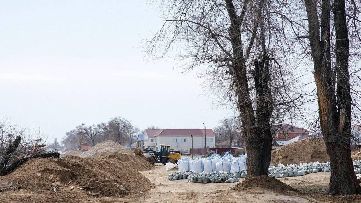 Атырауда бөгетті бұзып, құм толы қапшықтарды ұрлағандар ұсталды