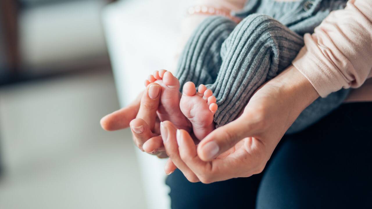 Дүйсенова Қазақстан мен Ресей аналарға қанша төлейтінін салыстырды. Қайсы көп