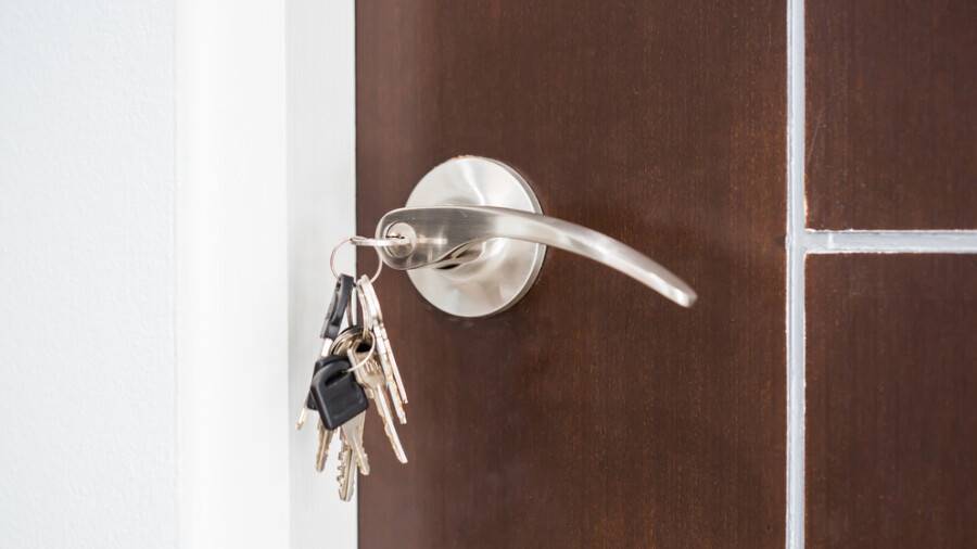 Сенатор: 70 мыңға жуық жетім бала заңды баспанасын ала алмай отыр