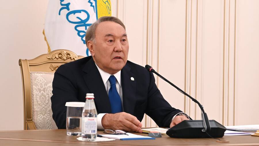 Назарбаев: Партияны одан президент сайлауына ұсынылған және қолдауына ие болған адам басқаруы тиіс