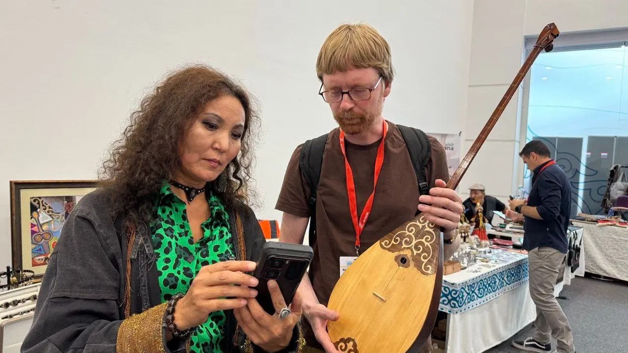 Сазсырнай мен домбыраға қызығушылар көп: IFLA конгресінде қолөнершілер 15 млн теңге табыс тапты