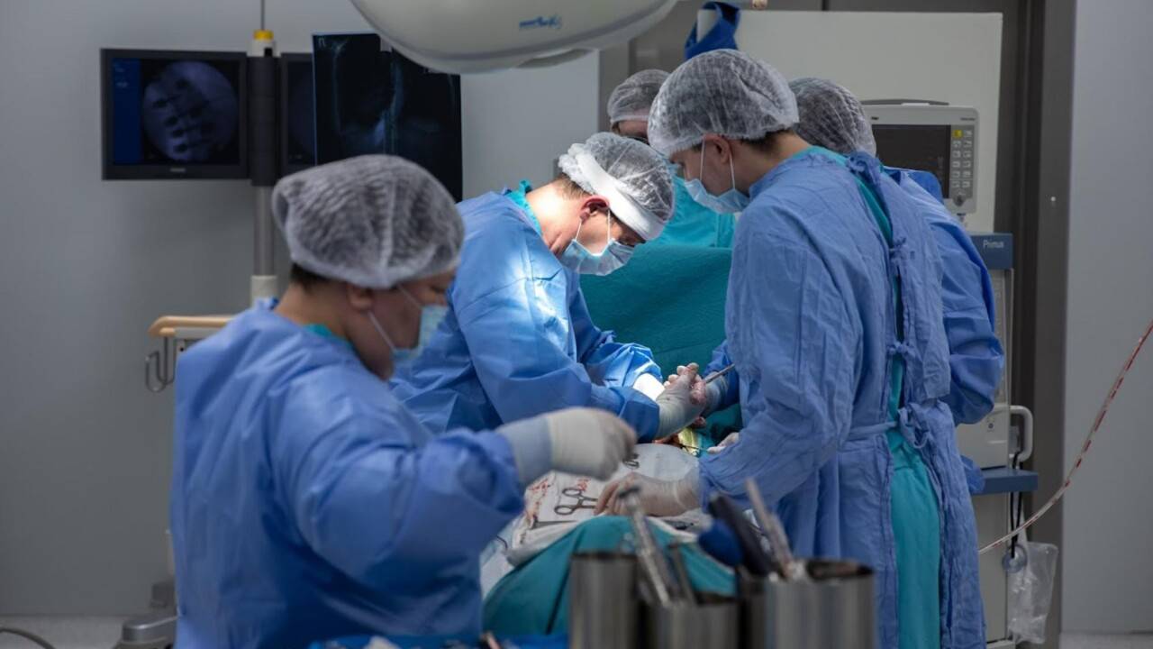 Қазақстанға оралған қандас дәрігерлер неге ота жасаудан шеттетіледі?