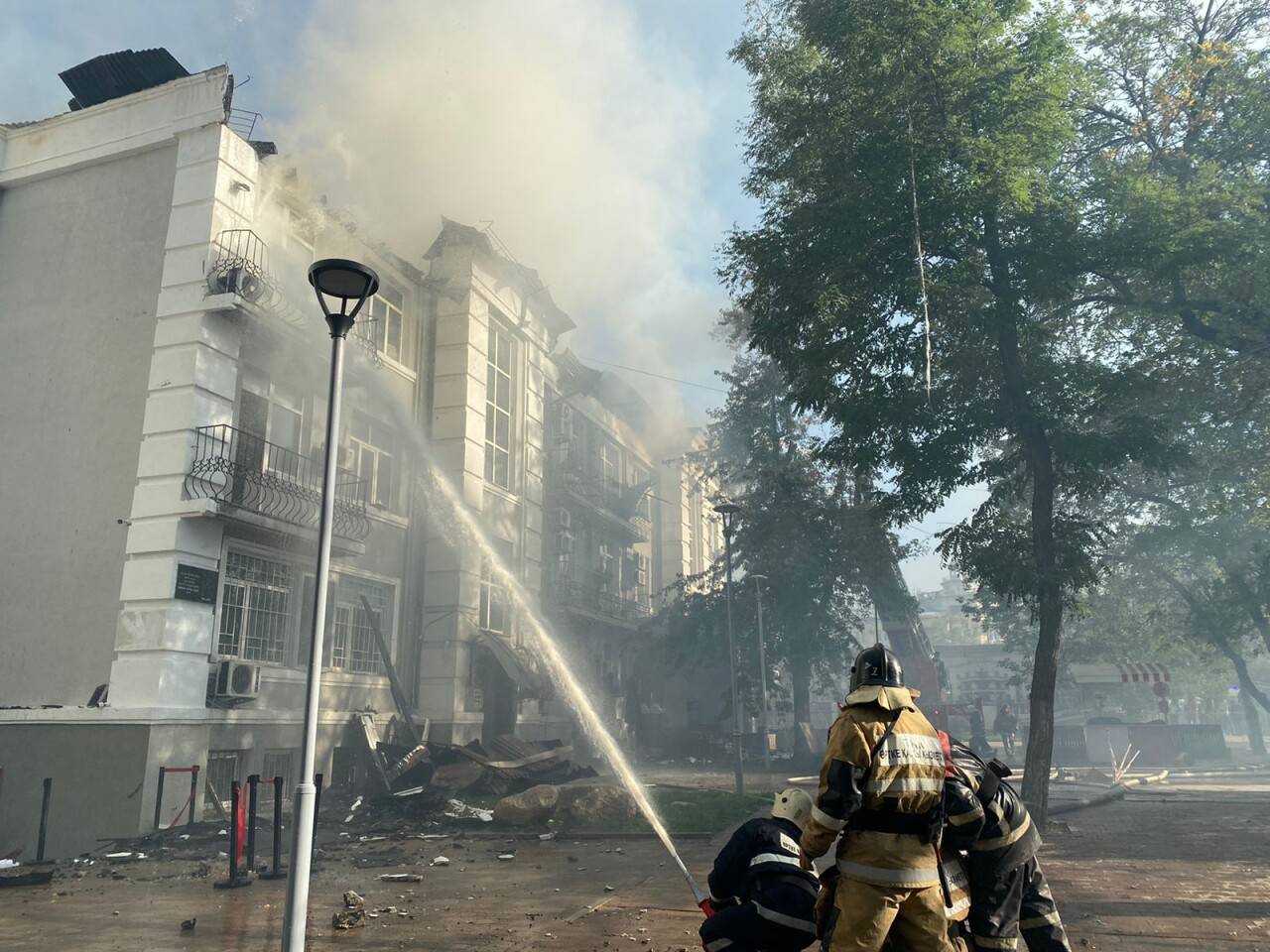 В центре Алматы полностью потушили пожар в четырёхэтажном доме |  informburo.kz