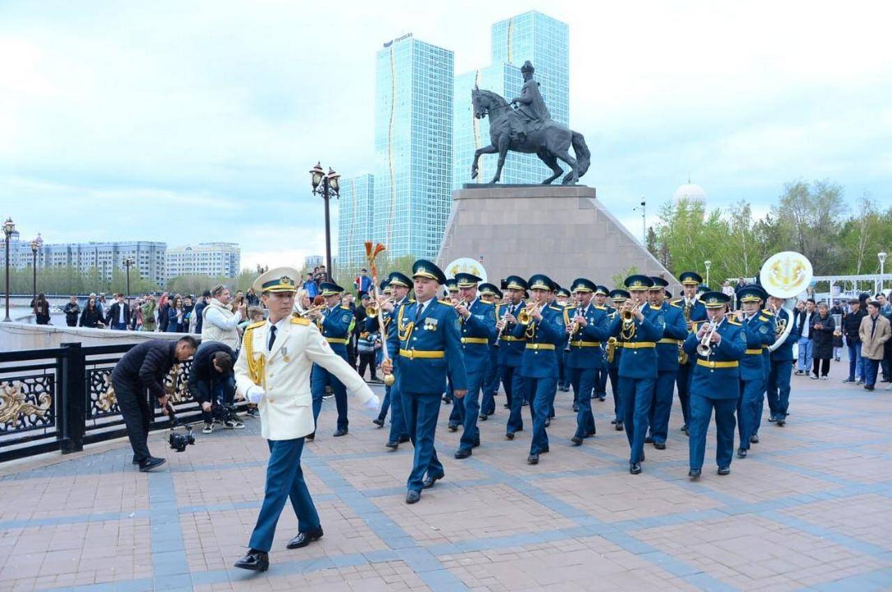 Военный оркестр прошёл маршем по набережной Астаны | informburo.kz