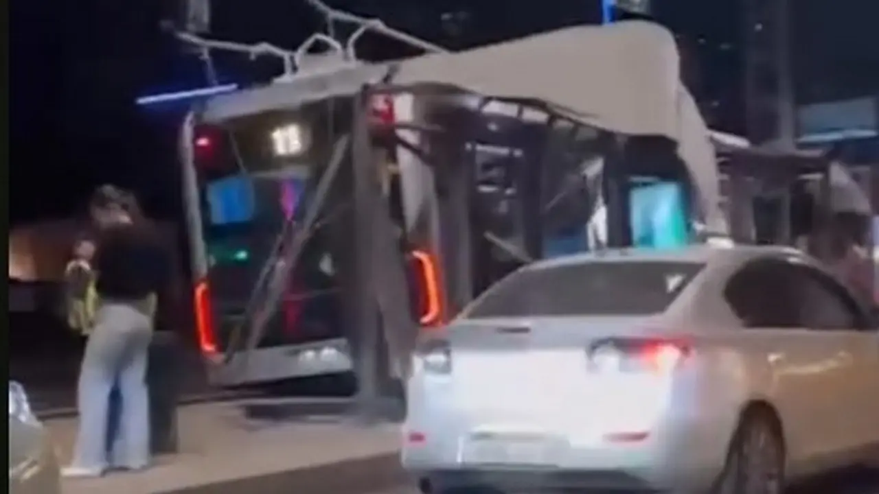 Троллейбус врезался в остановку в Алматы, пострадали пассажир и пешеход