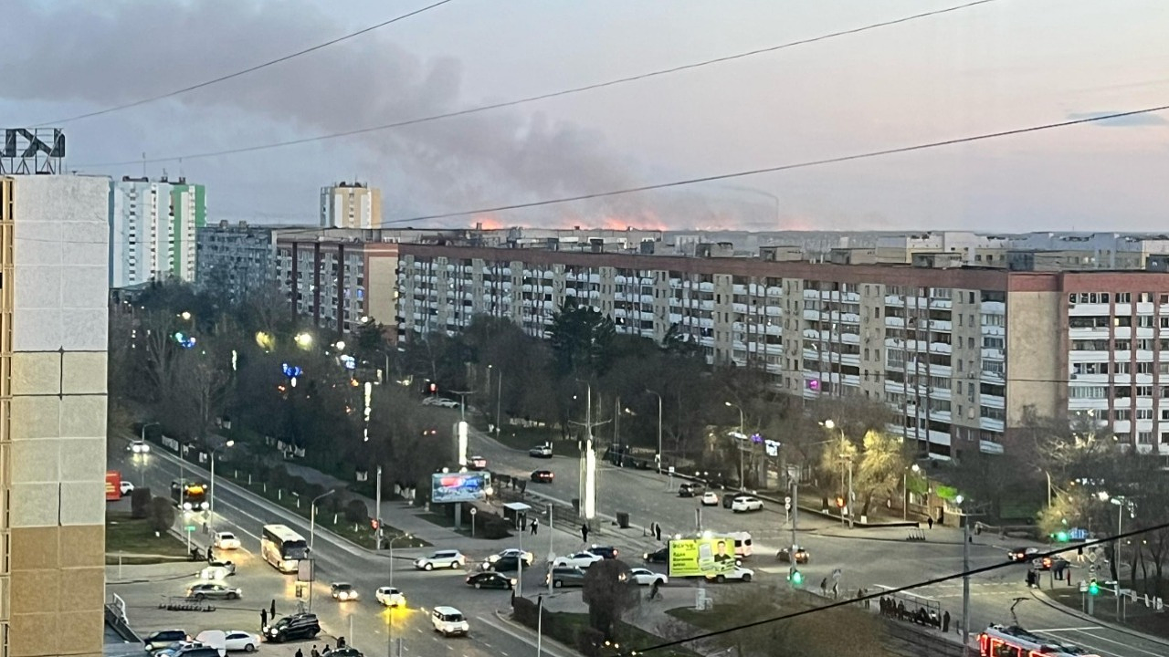 Крупный пожар тушат близ Аксу