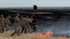 Сухая трава загорелась между сёлами в Костанайской области, тушить пожар мешает сильный ветер