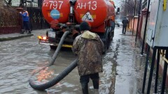 Сильный ливень затопил улицы и дворы Шымкента