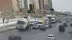 В Нур-Султане полицейский пострадал, останавливая пьяного водителя большегруза