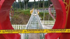 Стеклянный мост обрушился в Индонезии, погибла туристка