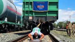 Пожарный из Атырау протащил семь железнодорожных вагонов и установил новый рекорд Казахстана
