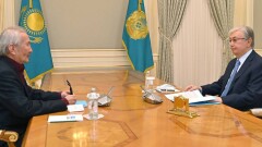 Токаев встретился с автором романа "Ақ боз үй" и директором института языкознания