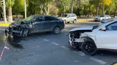 Столкнувшиеся автомобили в центре Уральска сбили пешеходов