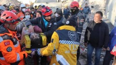 Женщину спасли из-под завалов спустя 205 часов после землетрясения в Турции
