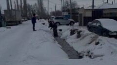 Несколько улиц залило водой из-за прорыва арычной системы в Семее