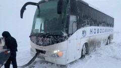 Автобус с пассажирами из Новосибирска застрял на заметённой трассе в ВКО