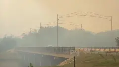 Сильный дым окутал Уральск из-за пожара в районе Ханской рощи