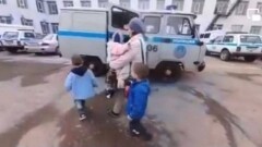 Женщина с тремя маленькими детьми устроила ночлег на автобусной остановке в Уральске