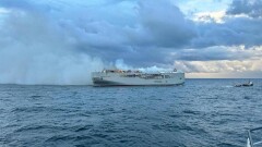 У берегов Нидерландов загорелось судно, перевозившее 3000 автомобилей. Один человек погиб, 22 пострадали