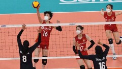 Ассоциация волейбола Китая извинилась за игру женской сборной в респираторах