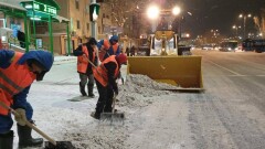 Более 1200 спецмашин выходят на уборку снега ночью в Астане
