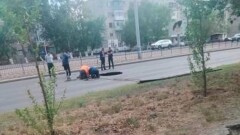 Огромная дыра образовалась на проезжей части дороги в Павлодаре
