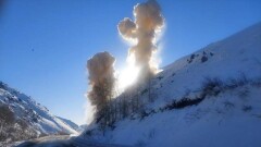 Лавины спустили на оживлённой трассе в Восточном Казахстане