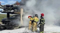 Автовоз с шестью машинами сгорел на трассе в Кызылординской области