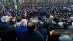 В Армении сорвалось заседание парламента, инициированное оппозицией. Пашинян призвал прекратить уличные акции