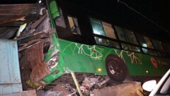 Пассажирский автобус въехал в частный дом в Алматы. Пострадали семь человек